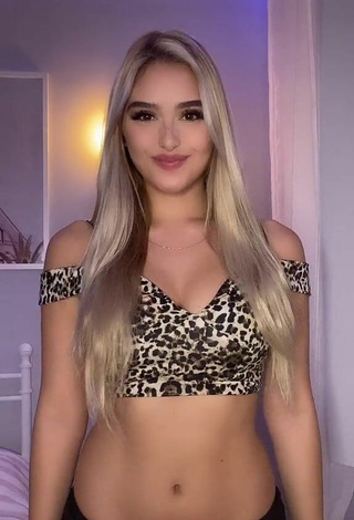 2. Cute Teressa Dillon Shows Cleavage in Leopard Crop Top