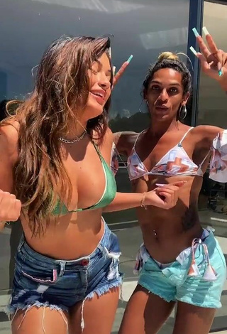 Hot Thielly Martins Shows Cleavage in Bikini Top