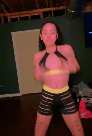 2. Sultry Lilliane Diomi Shows Cleavage in Crop Top while Twerking and Bouncing Tits