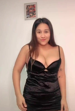 3. Fine Dailyn Montañez Shows Cleavage and Bouncing Boobs