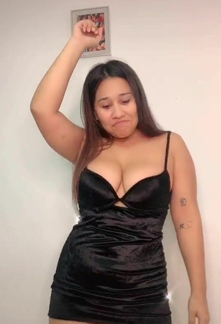 4. Fine Dailyn Montañez Shows Cleavage and Bouncing Boobs