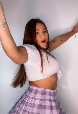 2. Hot Dailyn Montañez Shows Cleavage in White Crop Top and Bouncing Boobs