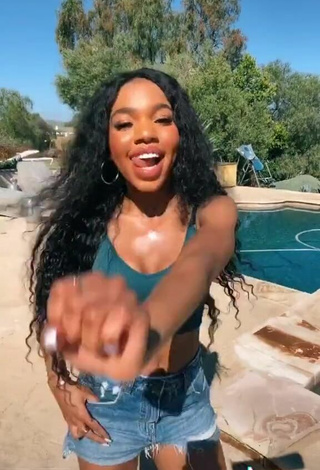 3. Beautiful Teala Dunn in Sexy Turquoise Crop Top at the Swimming Pool