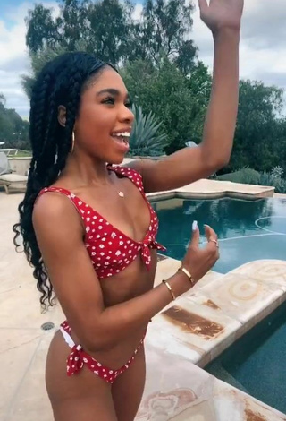 2. Gorgeous Teala Dunn in Alluring Floral Bikini at the Pool and Bouncing Tits