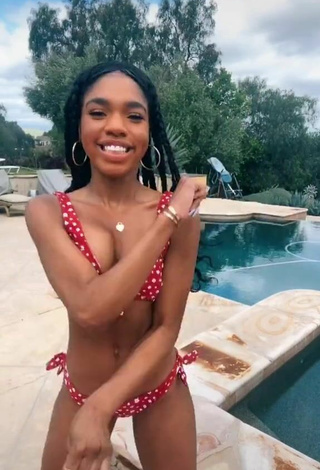 3. Gorgeous Teala Dunn in Alluring Floral Bikini at the Pool and Bouncing Tits