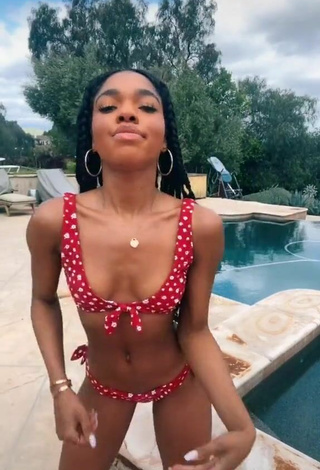 4. Gorgeous Teala Dunn in Alluring Floral Bikini at the Pool and Bouncing Tits