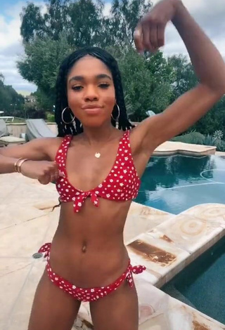 5. Gorgeous Teala Dunn in Alluring Floral Bikini at the Pool and Bouncing Tits