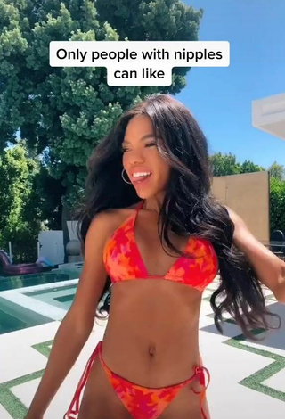 Beautiful Teala Dunn Shows Cleavage in Sexy Bikini at the Swimming Pool