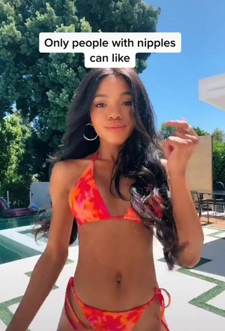 2. Beautiful Teala Dunn Shows Cleavage in Sexy Bikini at the Swimming Pool