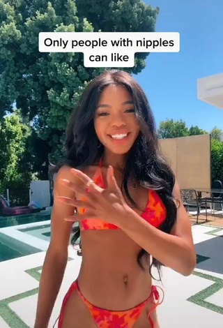 3. Beautiful Teala Dunn Shows Cleavage in Sexy Bikini at the Swimming Pool