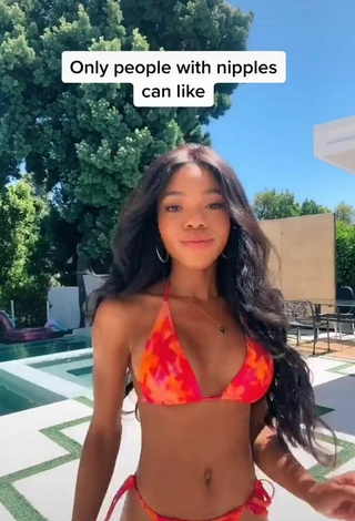 4. Beautiful Teala Dunn Shows Cleavage in Sexy Bikini at the Swimming Pool