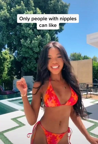 5. Beautiful Teala Dunn Shows Cleavage in Sexy Bikini at the Swimming Pool