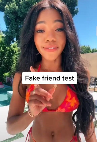 2. Fine Teala Dunn Shows Cleavage in Sweet Bikini at the Pool