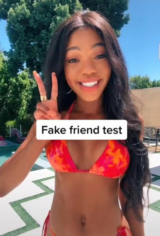 3. Fine Teala Dunn Shows Cleavage in Sweet Bikini at the Pool