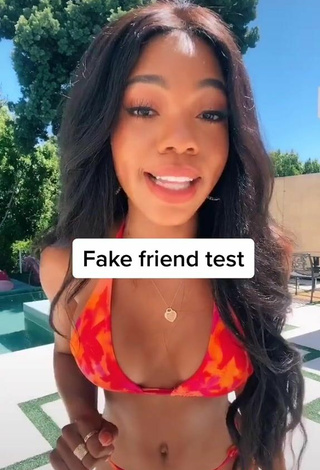 4. Fine Teala Dunn Shows Cleavage in Sweet Bikini at the Pool