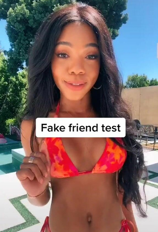 5. Fine Teala Dunn Shows Cleavage in Sweet Bikini at the Pool