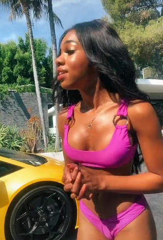 2. Sweetie Teala Dunn Shows Butt in a Street