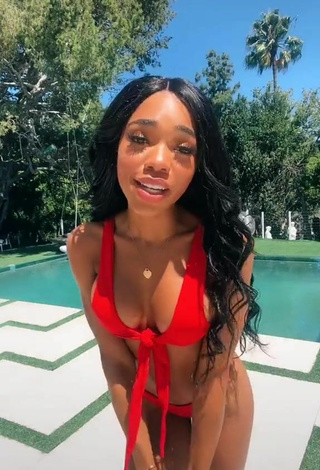 Attractive Teala Dunn Shows Butt at the Swimming Pool (Side Boob)