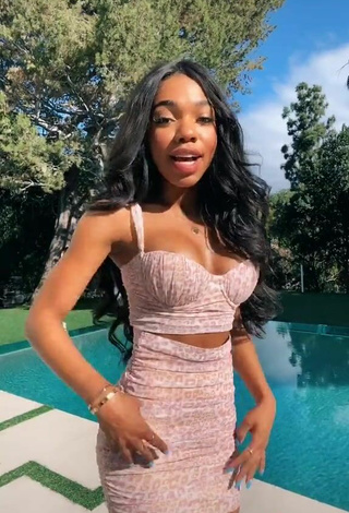 3. Cute Teala Dunn Shows Cleavage in Leopard Crop Top at the Pool