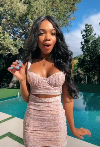 4. Cute Teala Dunn Shows Cleavage in Leopard Crop Top at the Pool