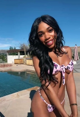 Amazing Teala Dunn Shows Butt at the Swimming Pool (Side Boob)