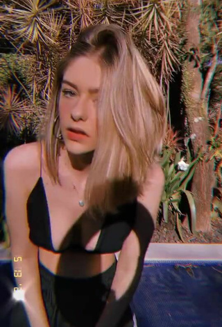 3. Sexy Valentina Schulz Shows Cleavage in Black Crop Top