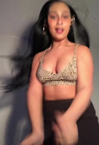 2. Sultry Veondre Mitchell Shows Cleavage in Crop Top and Bouncing Boobs