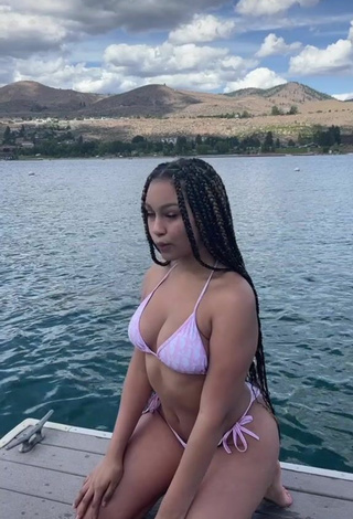 3. Sexy Veondre Mitchell Shows Cleavage in Bikini in the Sea