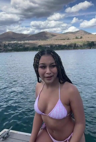 4. Sexy Veondre Mitchell Shows Cleavage in Bikini in the Sea