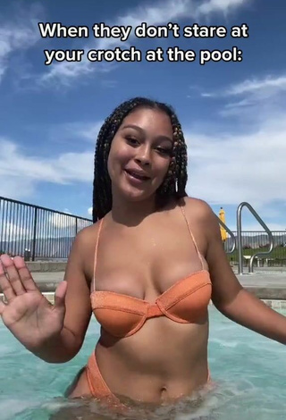 2. Titillating Veondre Mitchell Shows Cleavage in Orange Bikini Top at the Pool and Bouncing Boobs