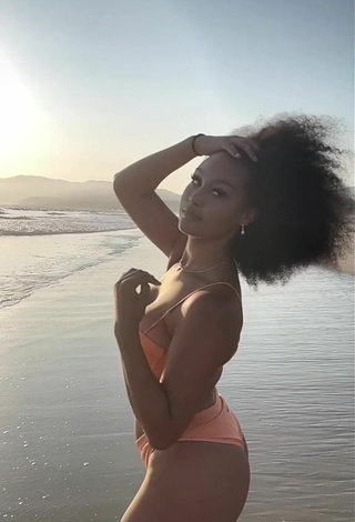 2. Hot Veondre Mitchell Shows Cleavage in Peach Bikini at the Beach