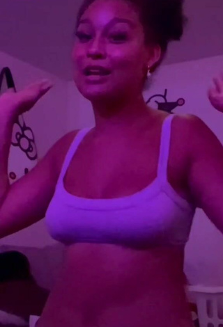 Sexy Veondre Mitchell Shows Cleavage in Sport Bra