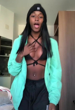 Luscious victoriasimonns Shows Cleavage in Black Bikini Top (Side Boob)