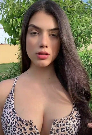 Titillating Victtoria Medeiros Shows Cleavage in Leopard Bikini Top