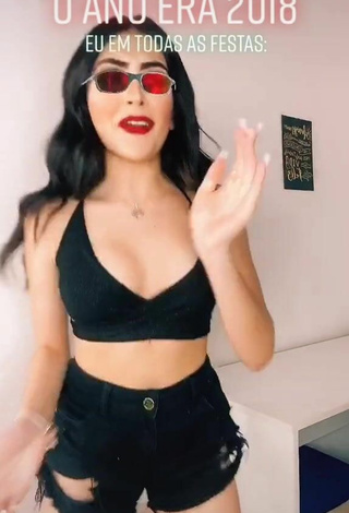 5. Luscious Vivi Shows Cleavage in Black Crop Top