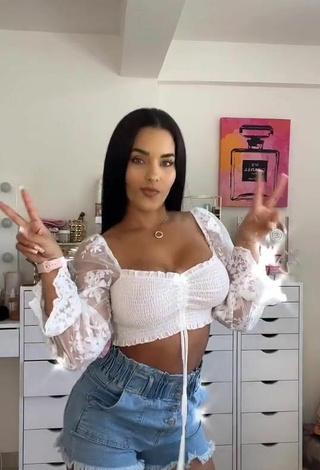 Sultry Yeimmy Shows Cleavage in White Crop Top