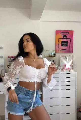 2. Sultry Yeimmy Shows Cleavage in White Crop Top