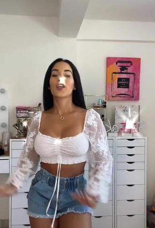 4. Sultry Yeimmy Shows Cleavage in White Crop Top