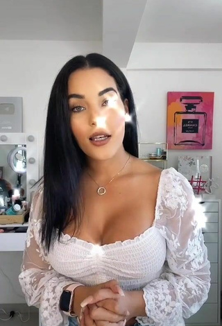 2. Beautiful Yeimmy Shows Cleavage in Sexy White Crop Top