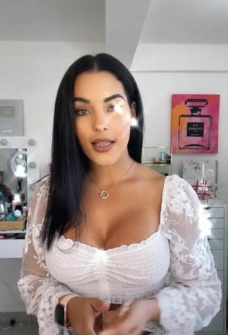 3. Beautiful Yeimmy Shows Cleavage in Sexy White Crop Top