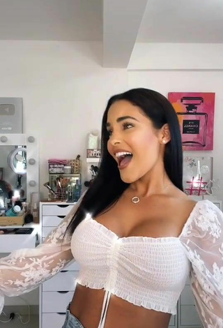 4. Beautiful Yeimmy Shows Cleavage in Sexy White Crop Top