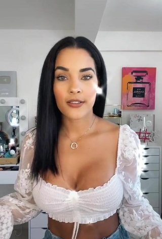 5. Beautiful Yeimmy Shows Cleavage in Sexy White Crop Top