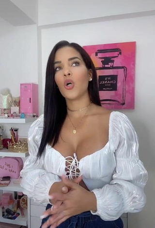 Sexy Yeimmy Shows Cleavage in White Crop Top