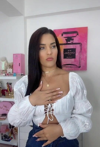 4. Sexy Yeimmy Shows Cleavage in White Crop Top