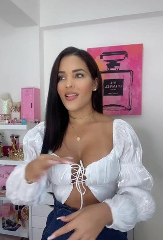 5. Sexy Yeimmy Shows Cleavage in White Crop Top