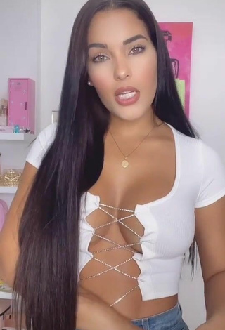 Erotic Yeimmy Shows Cleavage in White Crop Top (Side Boob)