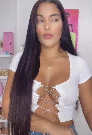 3. Erotic Yeimmy Shows Cleavage in White Crop Top (Side Boob)