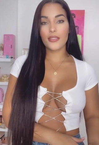 4. Erotic Yeimmy Shows Cleavage in White Crop Top (Side Boob)