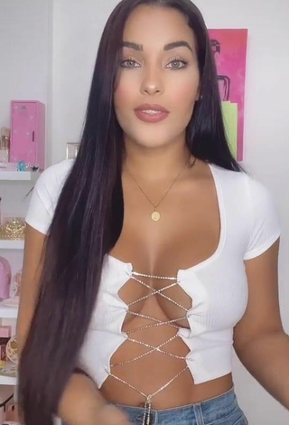 5. Erotic Yeimmy Shows Cleavage in White Crop Top (Side Boob)