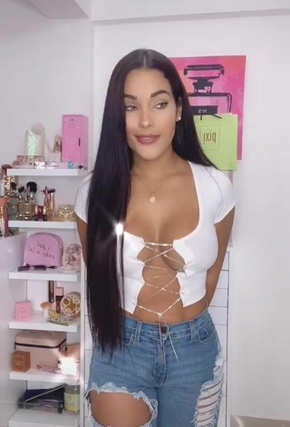 2. Sweetie Yeimmy Shows Cleavage in White Crop Top